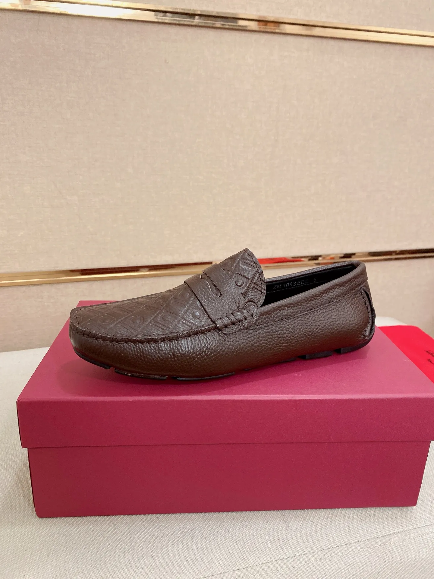 Men's shoes💰: 560💰High-end quality! Ferragamo🆕🆕Exclusive hot-selling products in stock🔥🔥New products on the shelves, high-quality Ferragamo men's pea shoes, high-end casual driving shoes, with complete packaging! 💪 💪 Material: imported first-layer pebbled cowhide 🐂 + imported high-quality water-dyed cowhide lining + wear-resistant outsole 👍🏻👍🏻 Features: high-end and comfortable, purely handmade 🚀 🚀 Create the perfect shoe that suits you best 🔥 🔥 Size: (38-44) 45 standard size can be customized!